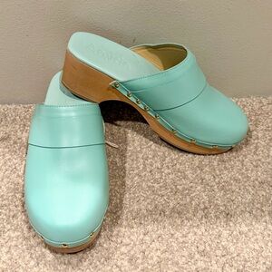 Aeyde Aqua Blue Leather Clogs